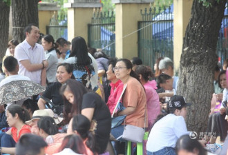 这是小升初择校排队场面 火爆如同高考