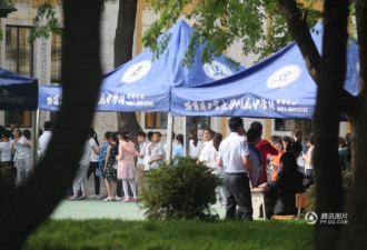这是小升初择校排队场面 火爆如同高考