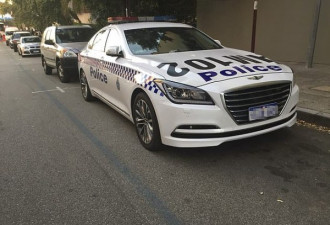 澳洲警车违章停靠被贴单 图片引发网友热议