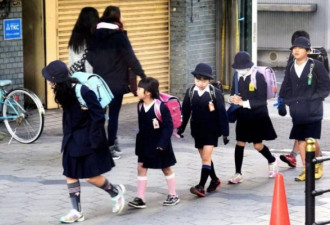 日本幼儿园让孩子裸体 称可以刺激发育