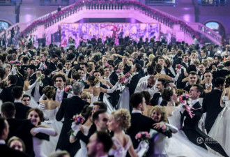 莫斯科举办盛大维也纳舞会 颜值高场面奢华