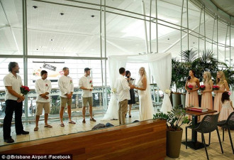 澳洲飞机延误机场混乱 情侣却在这举办婚礼