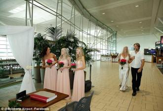 澳洲飞机延误机场混乱 情侣却在这举办婚礼