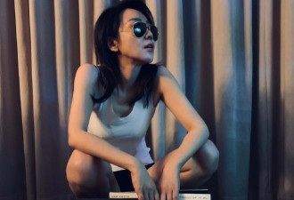闫妮直接穿内裤和背心拍照，纤瘦身材让人震惊