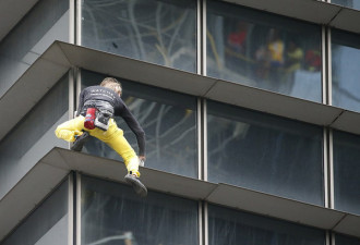 法国蜘蛛人徒手攀爬菲律宾摩天大楼 落地后被捕
