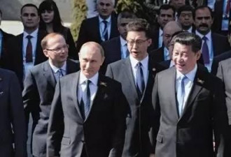 巅峰会:站在习近平和普京中间的眼镜小哥是谁？