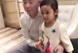 王中磊女儿和baby同框却忘记帮baby的眼睛p图