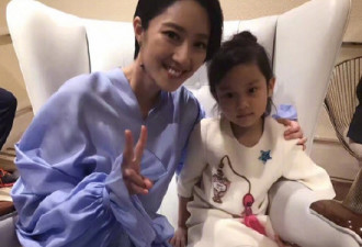 王中磊女儿和baby同框却忘记帮baby的眼睛p图