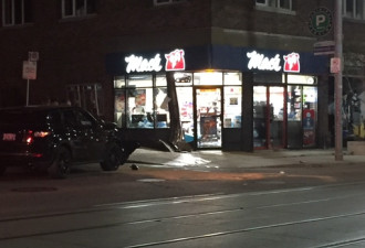 多伦多东区车祸 SUV司机失控撞便利店被拘