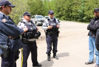 一些加拿大人监控边界防止越境偷渡者