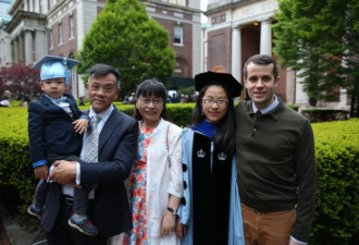 毕业生代表是华裔女孩 对身份政治见解独到