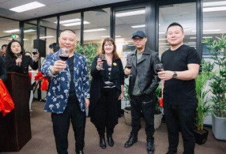 孟非墨尔本开餐馆火了 留学生开豪车来排队吃面
