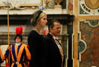 特朗普会教皇 第一夫人与女儿头顶黑纱惹眼