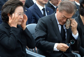 文在寅祭奠韩国前总统卢武铉 眼角拭泪