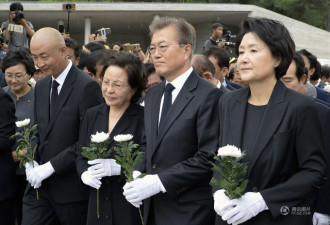 文在寅祭奠韩国前总统卢武铉 眼角拭泪