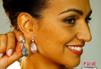蓝粉钻石耳环拍出5700万美元高价 买家为亚洲人