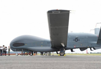 驻日美军展示“全球鹰”无人机 被日媒狂拍
