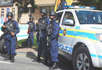 南非频发官员遭劫持案件 副部长被逼取钱保命