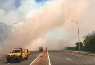 澳洲主题公园附近发生大火 周边住户被紧急疏散