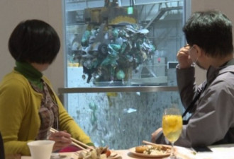 日本东京垃圾场酒吧 下酒菜是“垃圾处理风景”