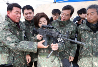 韩国在野党女党鞭慰问前线部队 穿军装持枪射击