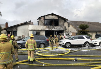 美国小飞机坠入南加州居民区 民宅起火伤亡不详