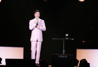 全场泪崩 费玉清告别演唱会大哭下台"永不再现"