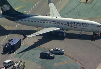 美国机场又现意外 客机滑行时撞翻通勤车