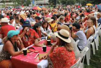 大年初一764人同时吃饺子 打破世界吉尼斯纪录