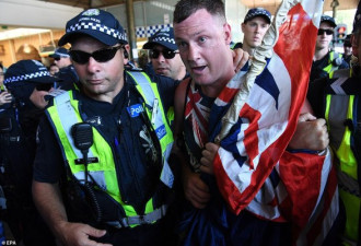 因手持国旗旁观游行，男子澳洲日遭无端袭击！