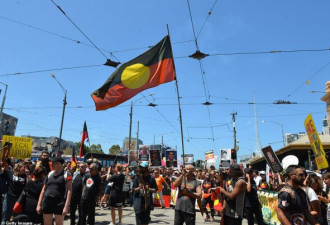 因手持国旗旁观游行，男子澳洲日遭无端袭击！