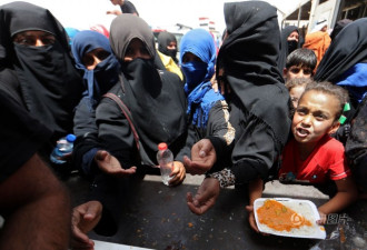 伊拉克收复战持续 这些饥饿的儿童争抢食物