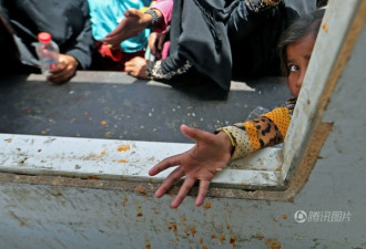 伊拉克收复战持续 这些饥饿的儿童争抢食物