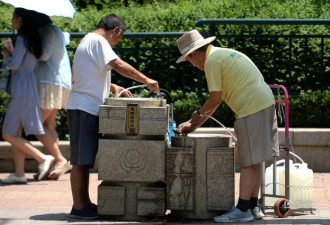 济南直饮水点变取水点 市民自制神器取水