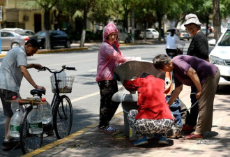 济南直饮水点变取水点 市民自制神器取水