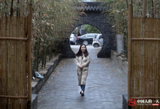 中国人的一天:美女复活铅字印刷 再现儿时记忆