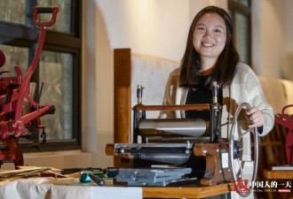 中国人的一天:美女复活铅字印刷 再现儿时记忆