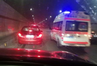 四川: 出行高峰救护车遭堵车 车辆纷纷让道