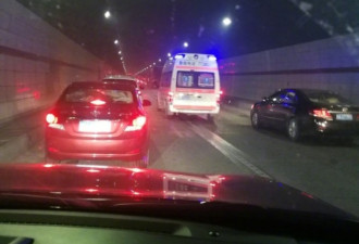 四川: 出行高峰救护车遭堵车 车辆纷纷让道