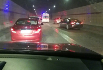 四川: 出行高峰救护车遭堵车 车辆纷纷让道