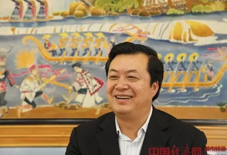 倒在茅台酒上的官员：用矿泉水瓶装茅台上酒桌