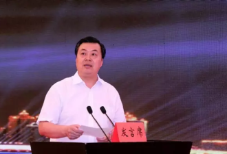 倒在茅台酒上的官员：用矿泉水瓶装茅台上酒桌