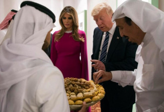 特朗普在沙特品尝小吃 第一夫人全程冷漠脸