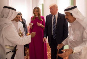 特朗普在沙特品尝小吃 第一夫人全程冷漠脸