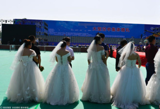 河南30对新人办集体婚礼 新娘快被热晕了