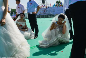 河南30对新人办集体婚礼 新娘快被热晕了