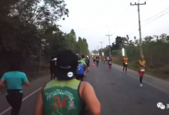 马拉松选手端着一只流浪小奶汪跑了30多公里