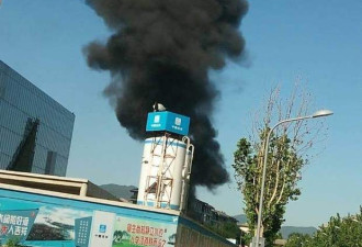 腾讯总部工地起火了：现场浓烟滚滚