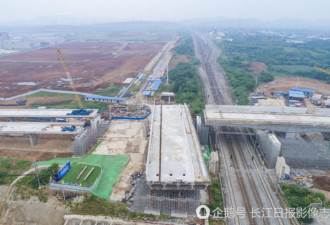 万吨巨梁在空中“跳舞” 72分钟完美转体