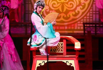 中国女星京剧扮相惊艳亮相，引发了网友惊呼！
